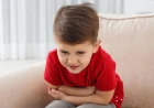 Çocuklarda karın ağrısı: Bu 10 belirti acil değerlendirme gerektiriyor